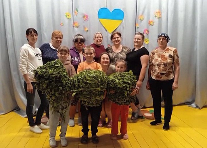 Сітка за сіткою: як жінки з Малинщини без упину допомагають фронту