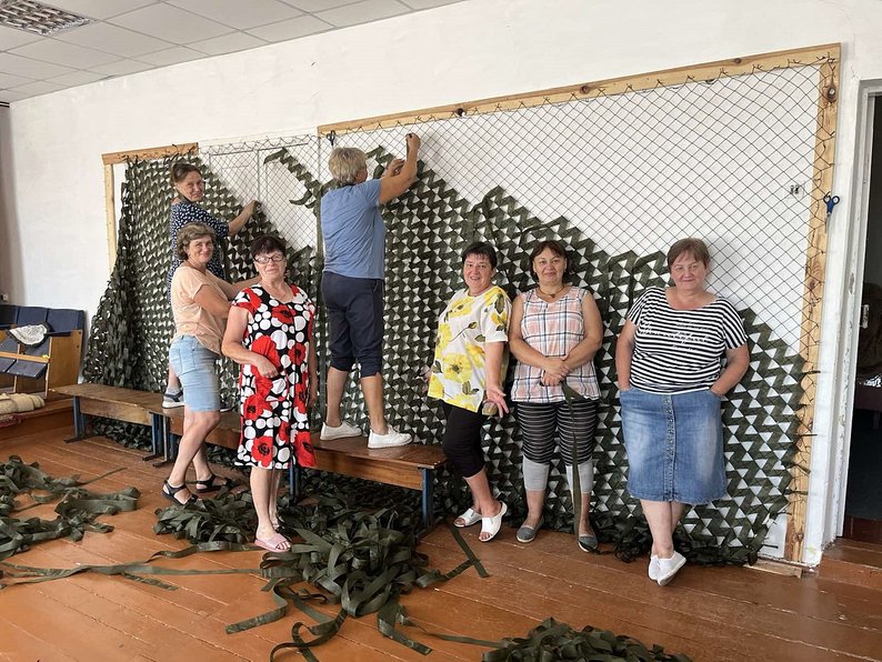 Сітка за сіткою: як жінки з Малинщини без упину допомагають фронту