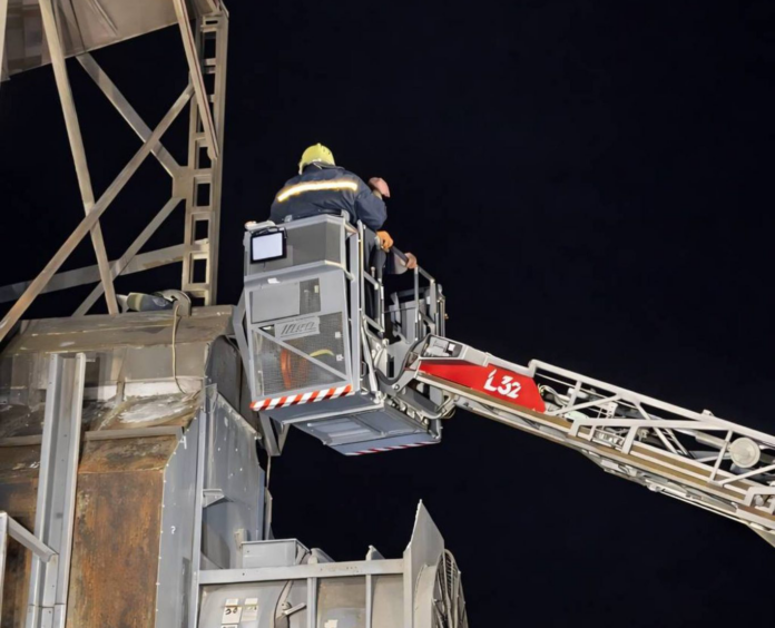 Рятувальники ДСНС проводять операцію з порятунку чоловіка, який упав у бункер із зерном у селі Малинівка