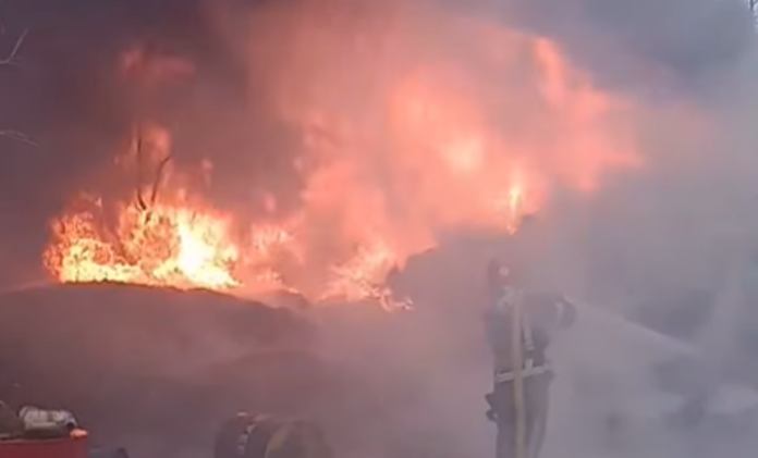 «Гідранти порожні, є загроза для підстанції»: на Заводській у Малині горять...