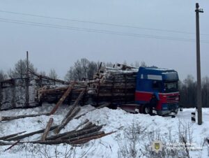 На Коростенщині вантажівка зіткнулася з поїздом: травмувався машиніст