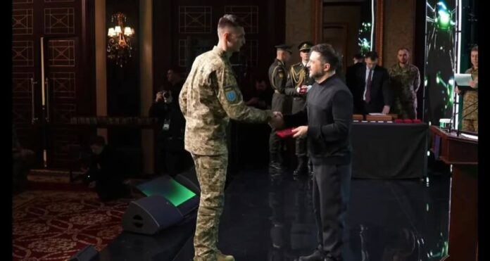 Воїна з Малина нагородили орденом «За мужність» за роботу в одному...