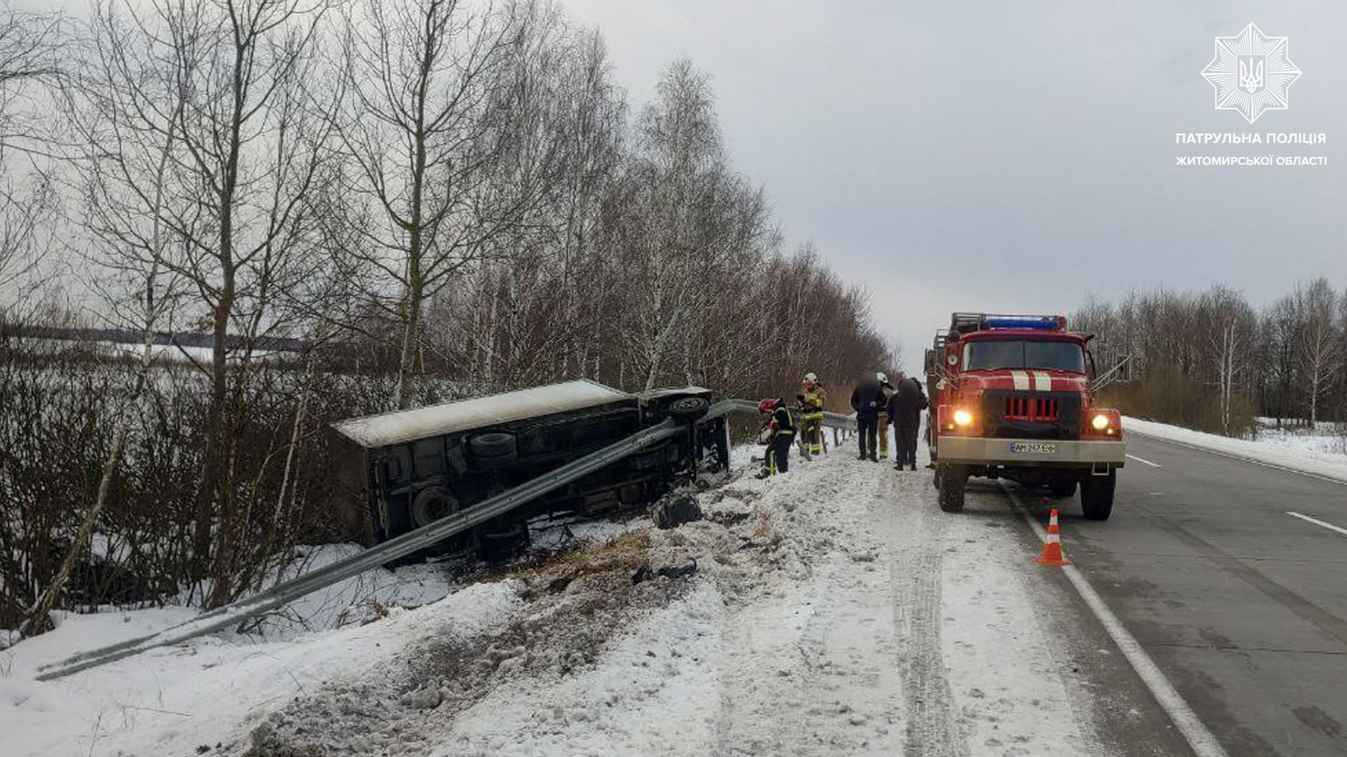 На «Варшавці» перекинулася вантажівка Isuzu: обійшлося без потерпілих