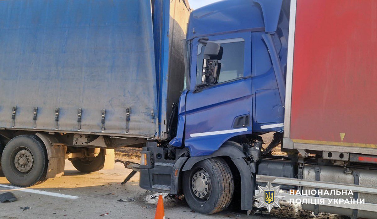 Масштабна ДТП на «Варшавці»: зіткнулися сім авто, є травмовані