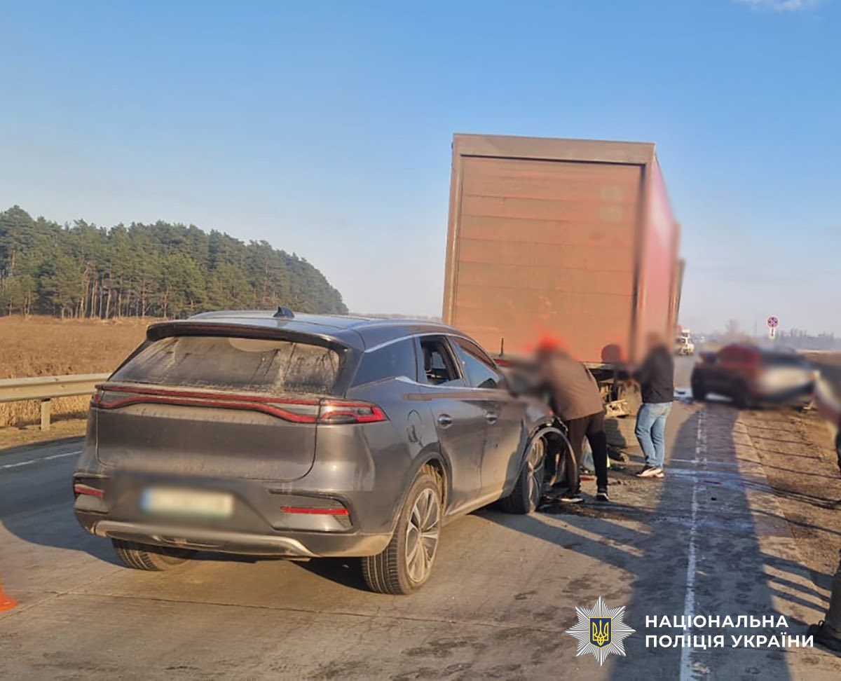 Масштабна ДТП на «Варшавці»: зіткнулися сім авто, є травмовані