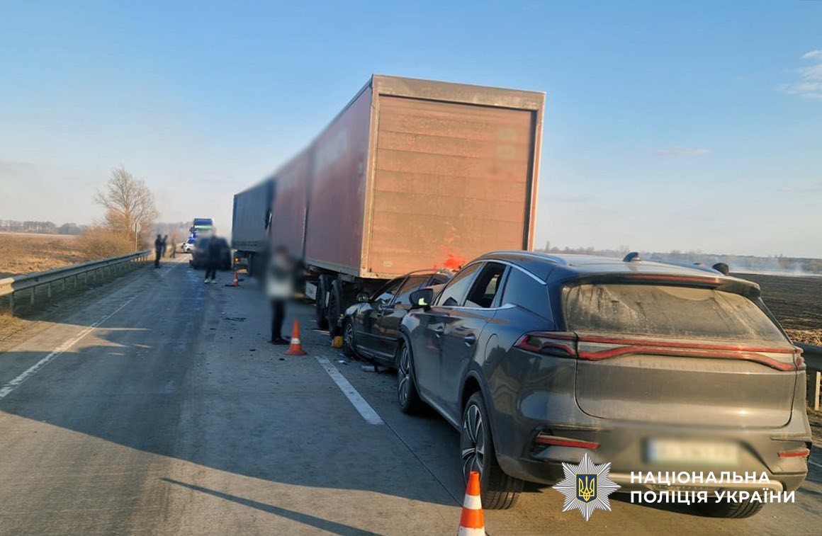 Масштабна ДТП на «Варшавці»: зіткнулися сім авто, є травмовані