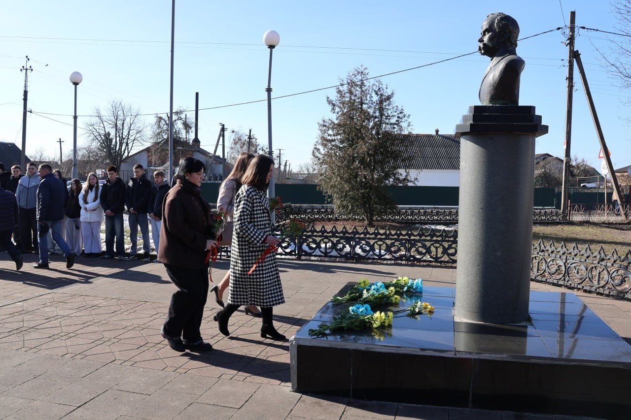 Вшанували Шевченка: у Малині відзначили 212-ту річницю з дня народження Кобзаря....