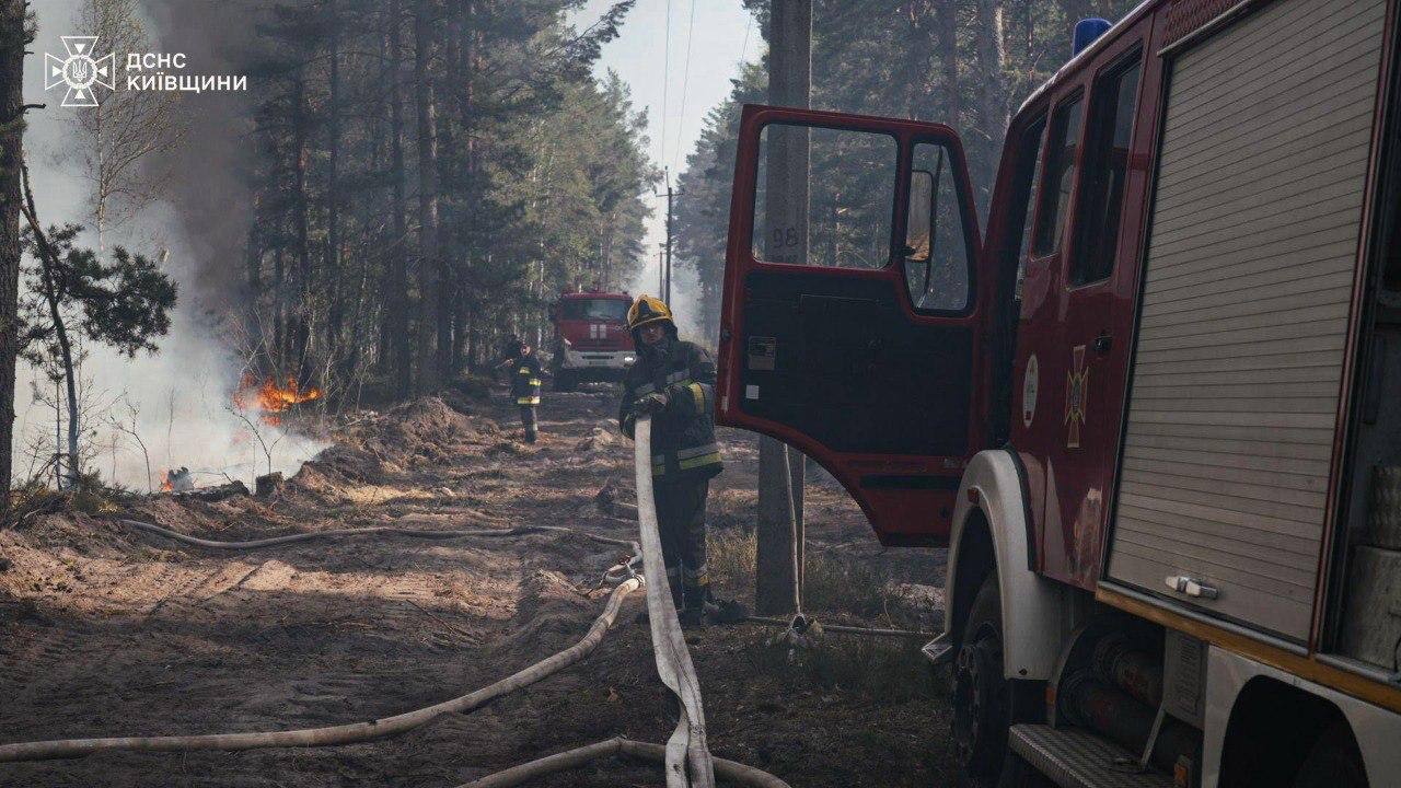 У Чорнобильській зоні гасять масштабну пожежу: вогонь охопив понад 1100 га...