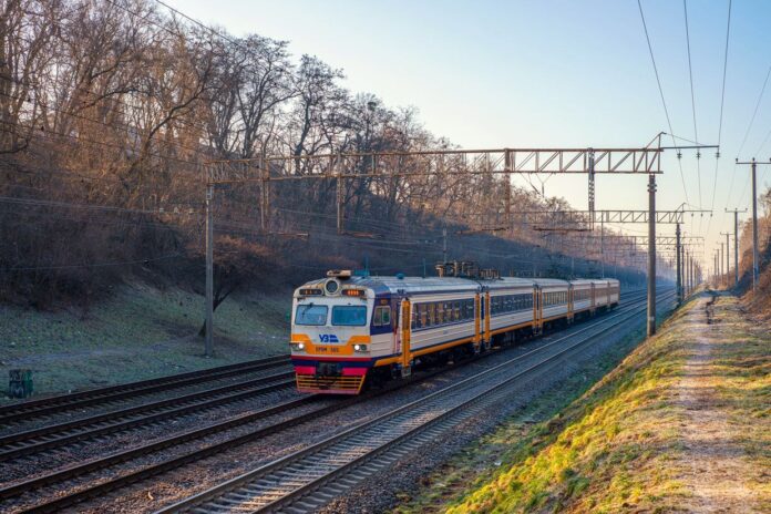 Потяг Коростень — Святошин тимчасово змінить розклад через колійні роботи