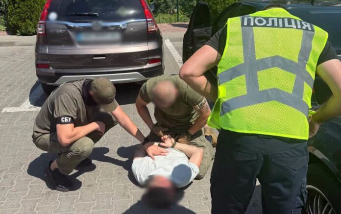 Керівника районного ТЦК на Житомирщині затримали на АЗС: нові деталі справи про хабар за зняття з розшуку