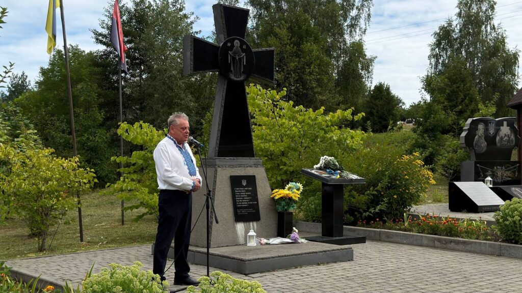 Слова, закарбовані у камені: у Малині освятили пам’ятний знак Володимиру Петренку....