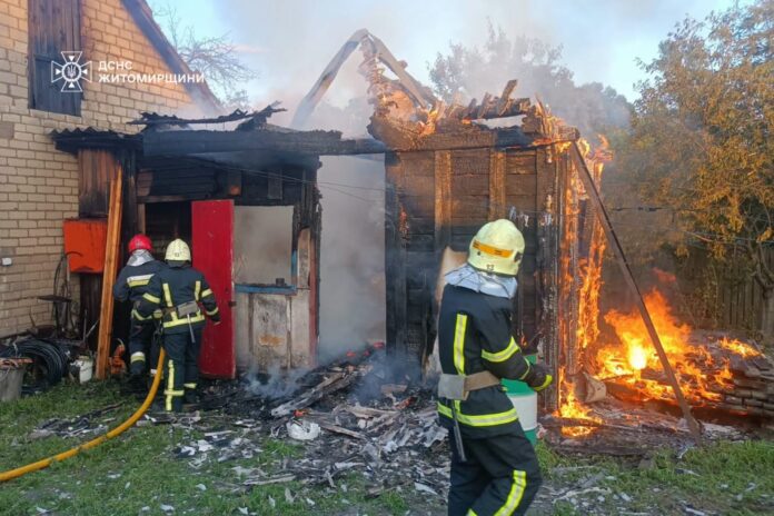 У Ворсівці вогонь із господарської будівлі ледь не знищив оселю