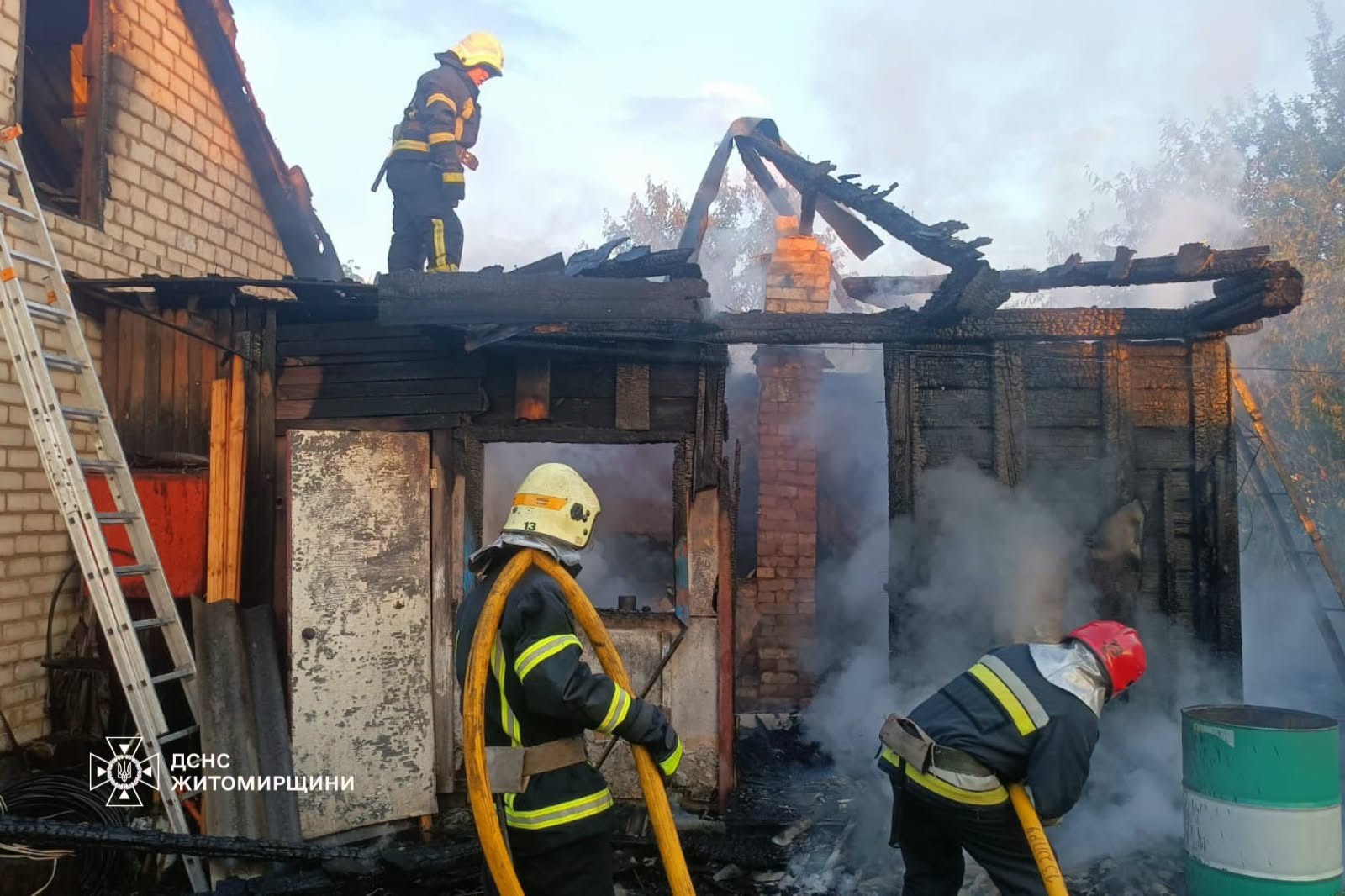 У Ворсівці вогонь із господарської будівлі ледь не знищив оселю