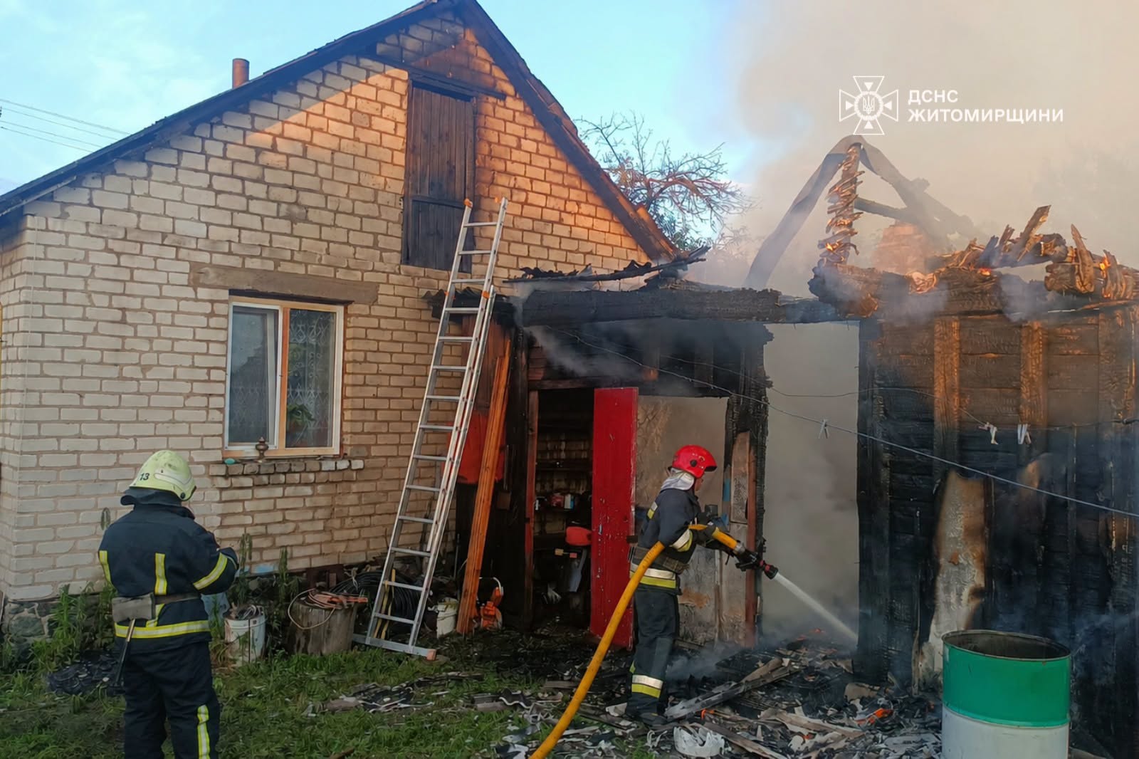 У Ворсівці вогонь із господарської будівлі ледь не знищив оселю