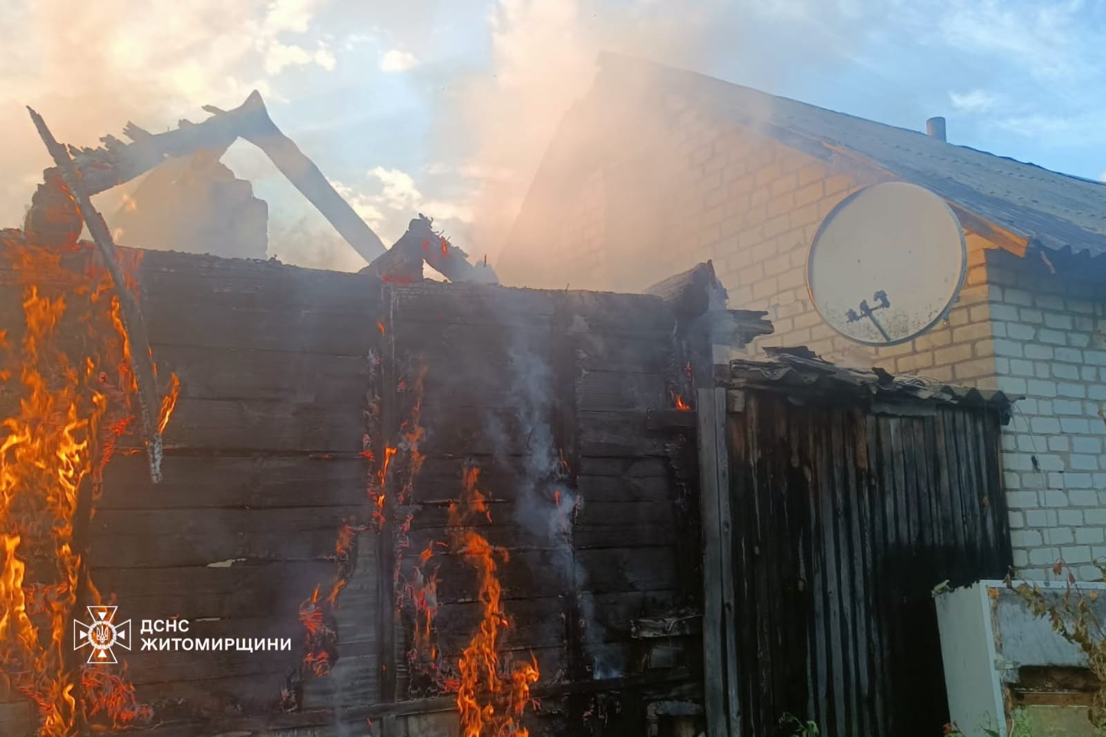 У Ворсівці вогонь із господарської будівлі ледь не знищив оселю