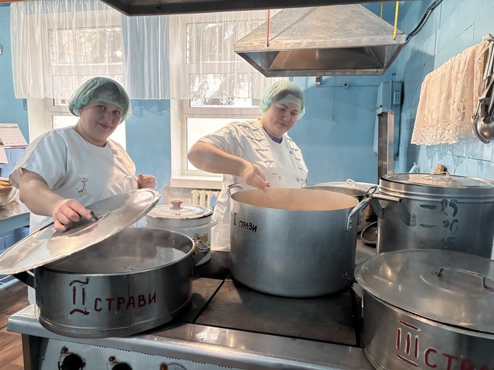 У Малині дитсадок «Сонечко» залишився без кухарів: батьки змушені носити дітям...