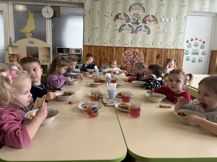 У Малині дитсадок «Сонечко» залишився без кухарів: батьки змушені носити дітям...