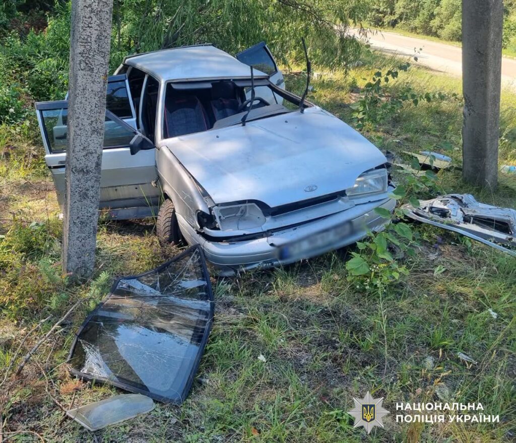 На автодорозі Черняхів – Малин – Термахівка авто врізалося в електроопору:...