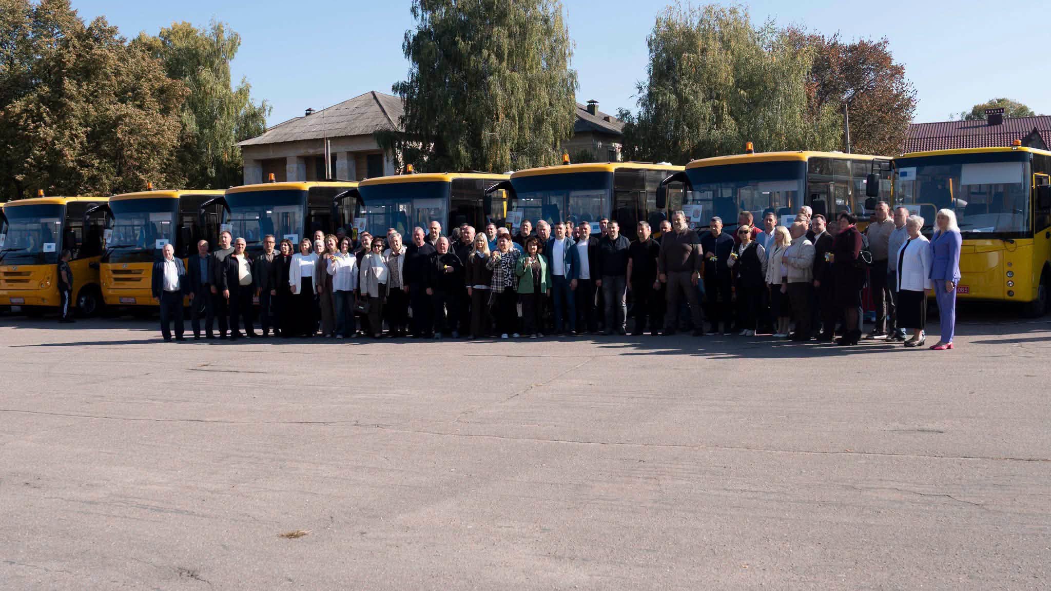 Малинська громада отримала два нові шкільні автобуси