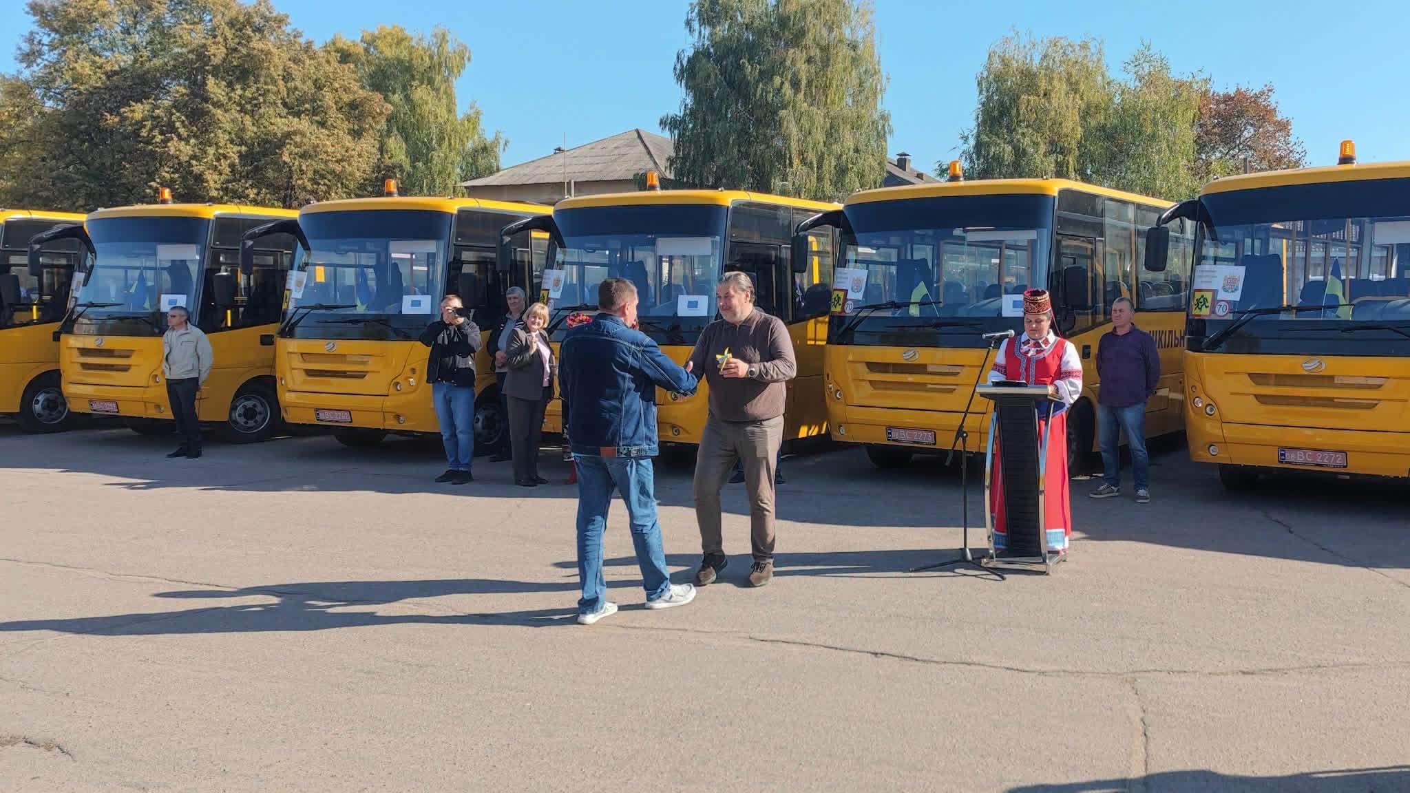 Малинська громада отримала два нові шкільні автобуси